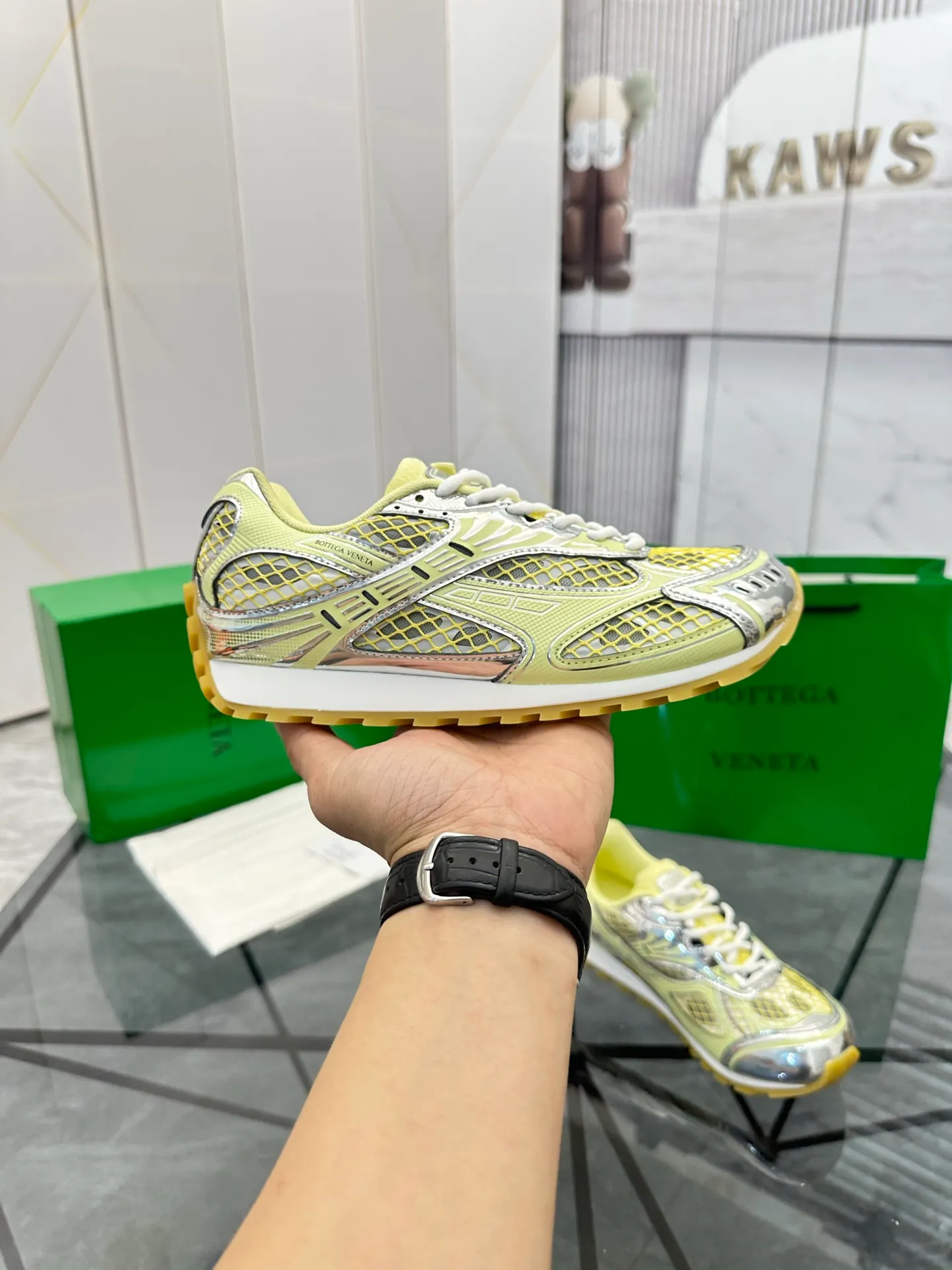 Factory men's shoes 💰: 620💰 (top version) BV Orbit sneakers Wang Yibo's same style couple's dad shoes Runner sneakers, made of lightweight technical mesh fabric. Matched with geometric pattern designed rubber outsole Wang Zha series high version Look for the package craftsmanship The actual height is much higher, but the legs are still slim. Very nice and playable and durable Matching to the standard 💯 Package shoe technology Look for the high version The outsole is made of color-blocked TPU outsole Women's model 35 36 37 38 39 40 41 (40 41 customized) Men's model 38 39 40 41 42 43 44 45. (Customized size 38 45.46) No. H345